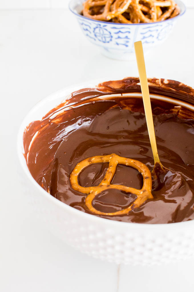 triple dipped peanut butter chocolate pretzels | immaEATthat.com