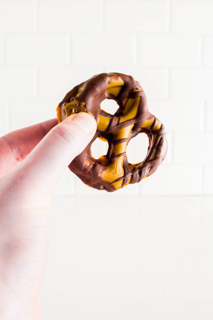 triple dipped peanut butter chocolate pretzels | immaEATthat.com