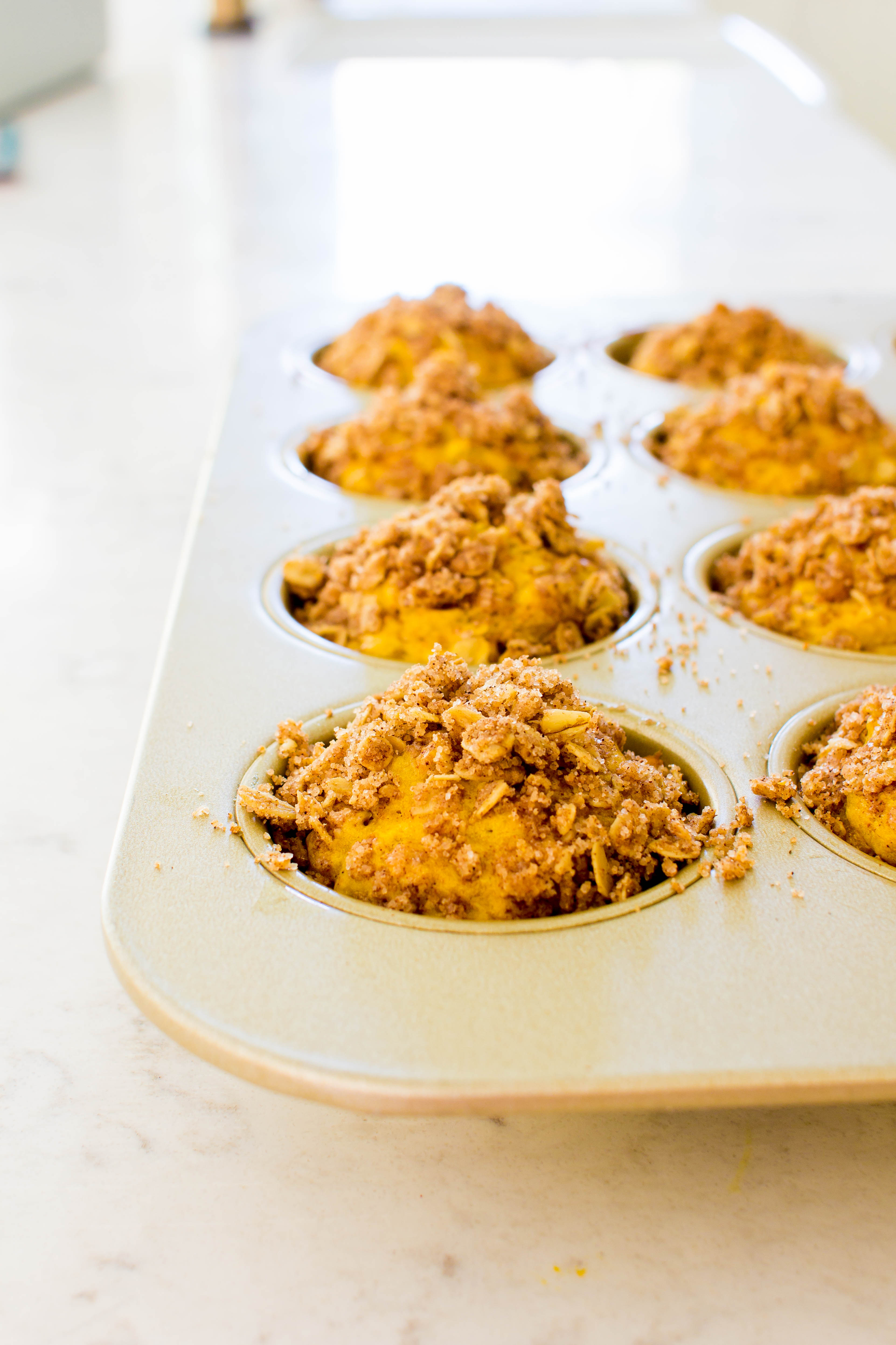 time for some fall baking!!! Pumpkin oatmeal muffins with snickerdoodle streusel | immaEATthat.com