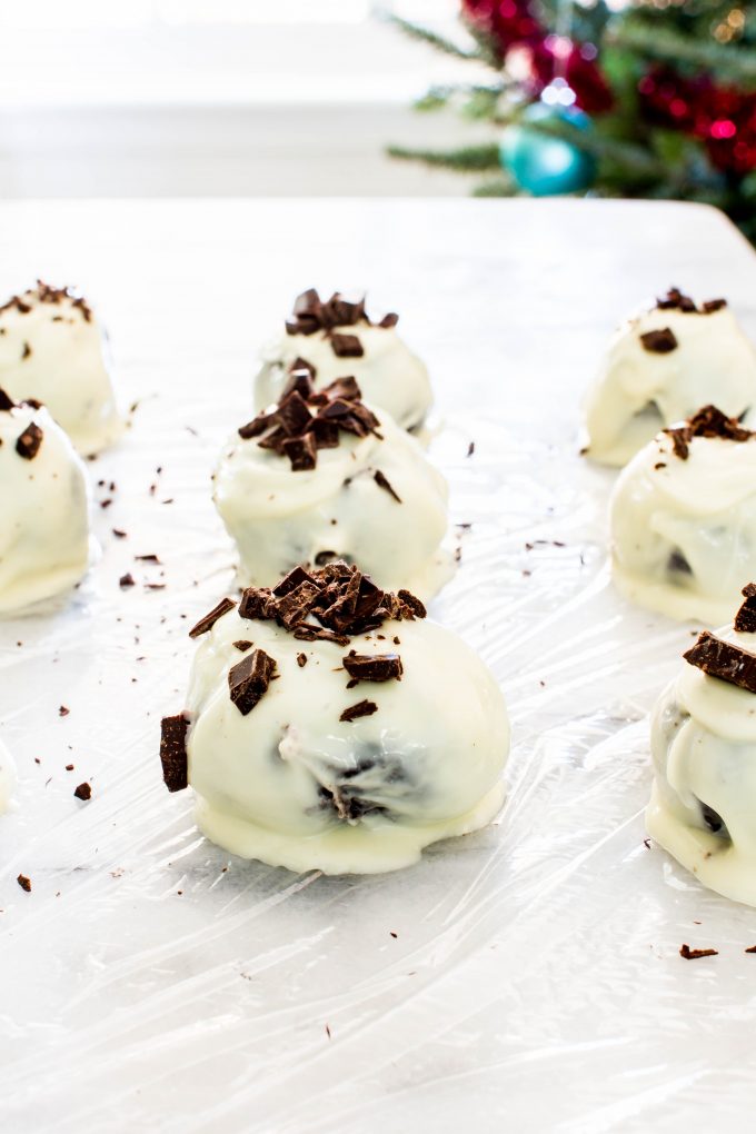 Christmas Cookie idea for holiday cookie exchange...Delicious Oreo Balls! Only 3 ingredients needed. | immaEATthat.com
